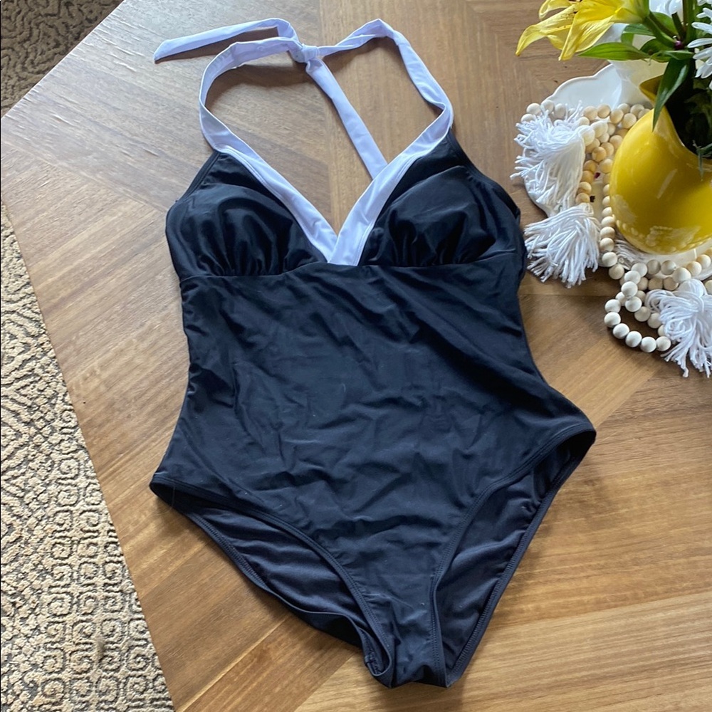 Cupshe nwt Black and White One-Piece Swimsuit with Plunging Neckline